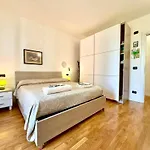 Near The Old Town And Center Of - Private Parking Spot On The River - Amazing View Apartamento Ferrara