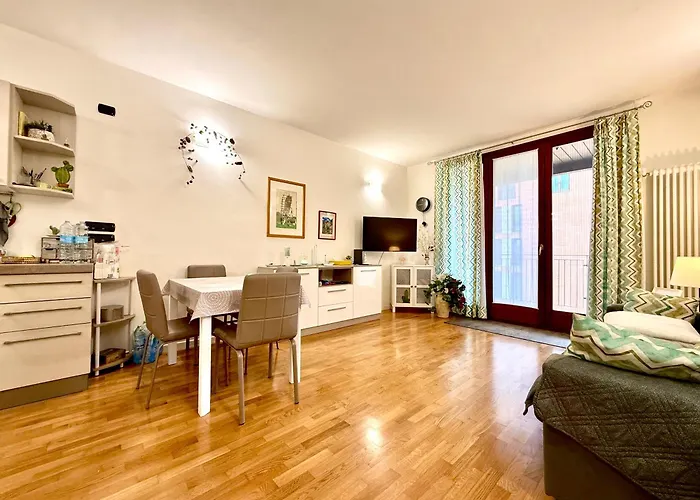 Near The Old Town And Center Of - Private Parking Spot On The River - Amazing View Appartement Ferrara