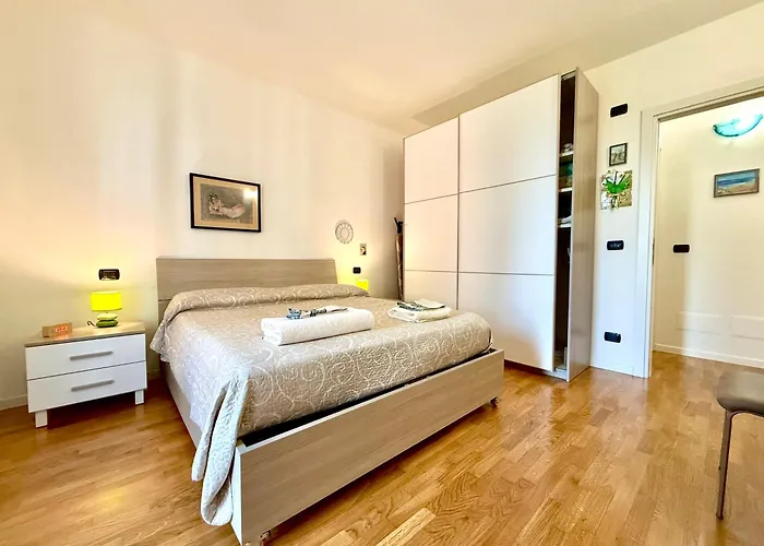 Near The Old Town And Center Of - Private Parking Spot On The River - Amazing View Appartement Ferrara