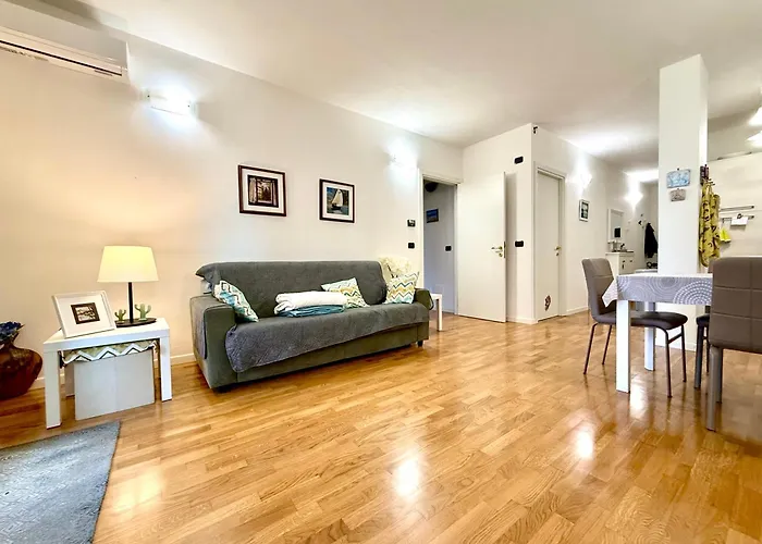 Near The Old Town And Center Of - Private Parking Spot On The River - Amazing View Appartement Ferrara